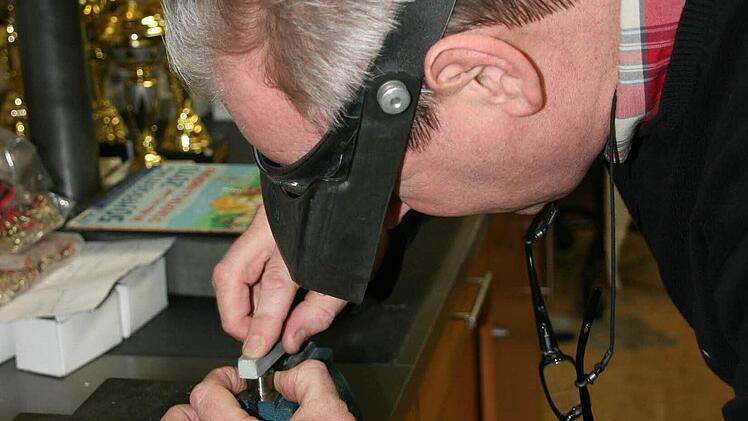 Bevor der Stempel gravieren kann, muss die Oberfläche poliert werden. Foto: Daniela Röllinger