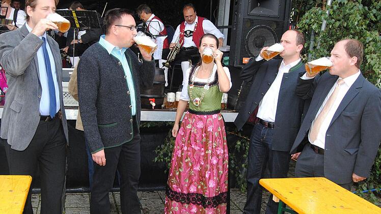 ...dann schmecken lassen: (v.l.) Landrat Hermann Ulm, 3. Bürgermeister Rainer Schmeußer, Bürgermeisterin Christiane Meyer, 2. Bürgermeister Sebastian Götz und MdL Michael Hofmann.
