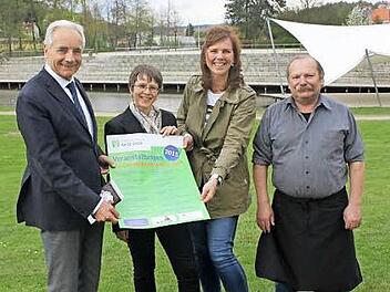 Sie freuen sich auf die Konzerte (von links): der Vorsitzende von Kronach Creativ, Rainer Kober, Kerstin Löw vom Tourismusbüro, die Marketingbeauftragte von Kronach Creativ, Britta Rürup, und Rainer Wich vom Café Seebühne. Foto: Veronika Schadeck