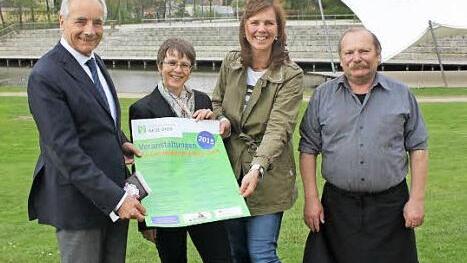 Sie freuen sich auf die Konzerte (von links): der Vorsitzende von Kronach Creativ, Rainer Kober, Kerstin Löw vom Tourismusbüro, die Marketingbeauftragte von Kronach Creativ, Britta Rürup, und Rainer Wich vom Café Seebühne. Foto: Veronika Schadeck