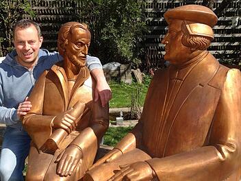 Es schien als führten Martin Luther und Philipp Melanchthon im Garten von Klaus Metz einen theologischen Disput. Die überlebensgroßen Bronzefiguren hat der Langenleitener Künstler für die Landesgartenschau in Schmalkalden gefertigt. Dort sind sie bis 4. Oktober zu sehen. Foto: Marion Eckert