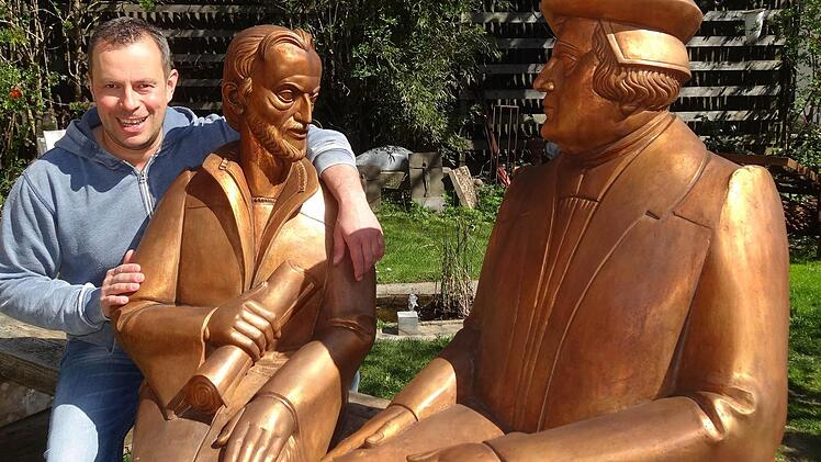Es schien als führten Martin Luther und Philipp Melanchthon im Garten von Klaus Metz einen theologischen Disput. Die überlebensgroßen Bronzefiguren hat der Langenleitener Künstler für die Landesgartenschau in Schmalkalden gefertigt. Dort sind sie bis 4. Oktober zu sehen. Foto: Marion Eckert