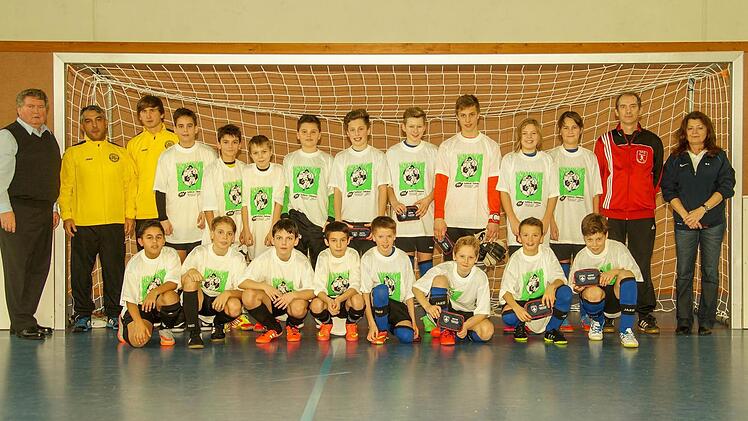 Im Bild die beiden Finalteams der D-Junioren. Links der Zweite SpVgg Bayreuth, rechts Turniersieger JFG Maintal/Friesenbachtal mit ihren Betreuern sowie Marktleugasts Altbürgermeister Manfred Huhs (links) und JFG-Vorsitzender Karin Thomas (rechts). Foto: Klaus-Peter Wulf