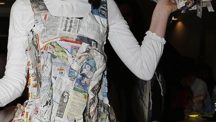 Milena Pfeifer mit einem tollen Zeitungskostüm Foto: Matthias Hoch