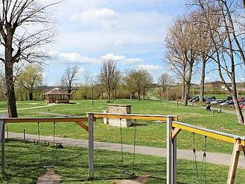 Im Engelgarten und auf dem Parkplatz (rechts) findet in den nächsten beiden Jahren die Höchstadter Kirchweih statt.  Foto: Andreas Dorsch