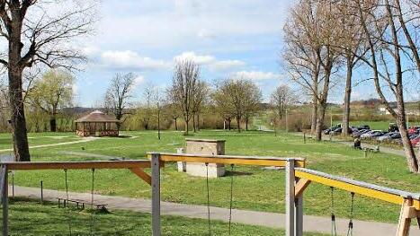 Im Engelgarten und auf dem Parkplatz (rechts) findet in den nächsten beiden Jahren die Höchstadter Kirchweih statt.  Foto: Andreas Dorsch