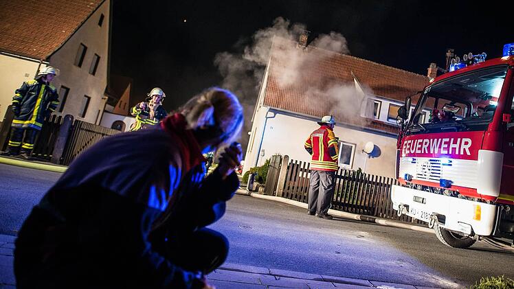Mit vereinten Kräften gelang es den Feuerwehren Lanzendorf, Himmelkron und Gefrees das Haus in der Lindenstraße zu retten.  Foto: Alexander Muck