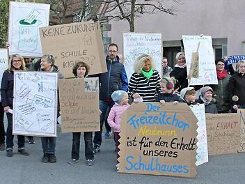 Mit Kind und Kegel traten die Neubrunner Vereinsvertreter und der Freizeitchor vor der Gemeinderatssitzung samt Protestplakaten und -gesängen in Pettstadt auf die Straße. Fotos: Ralf Kestel