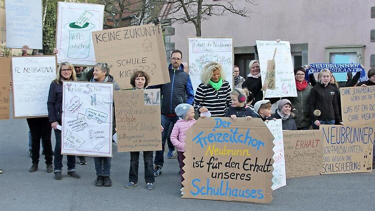 Mit Kind und Kegel traten die Neubrunner Vereinsvertreter und der Freizeitchor vor der Gemeinderatssitzung samt Protestplakaten und -gesängen in Pettstadt auf die Straße. Fotos: Ralf Kestel