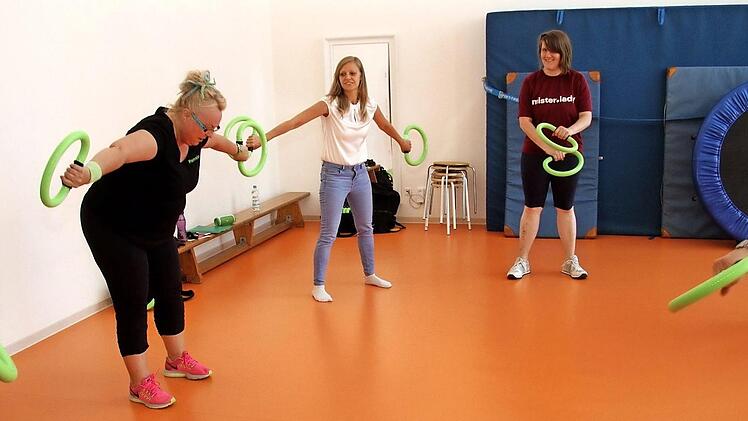 Auch Projektleiterin Annika Lang von der Lebenshilfe (3. v. l.) ließ sich von Pamela Cobb (2. v. l.) zum Mitmachen motivieren. Foto: Richard Sänger