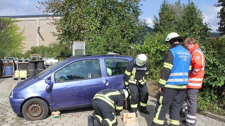 Der blaue Twingo hatte einen schlimmen Crash, im Inneren versorgt der Notarzt einen Schwerverletzten. Die Feuerwehr zeigte, wie solch ein Auto geöffnet wird.Sonny Adam