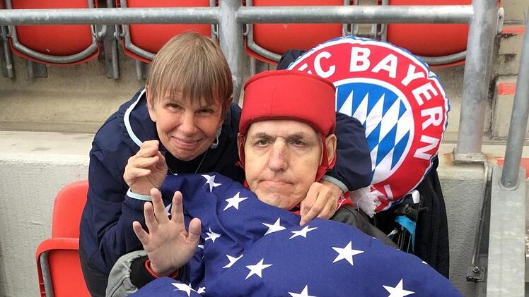 Ingrid Krüger mit Bayern-Fan Felix im Stadion in Nürnberg Foto: ASB