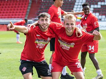 Der Kulmbacher Dominik Meisel (links) feiert mit seinem Kumpel Simon Rhein den Aufstieg in die 2. Fußball-Bundesliga.  Foto: Silvia Gralla