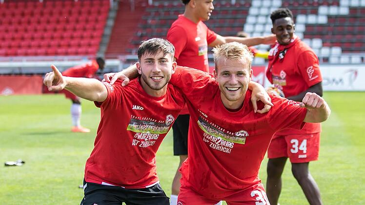 Der Kulmbacher Dominik Meisel (links) feiert mit seinem Kumpel Simon Rhein den Aufstieg in die 2. Fußball-Bundesliga.  Foto: Silvia Gralla