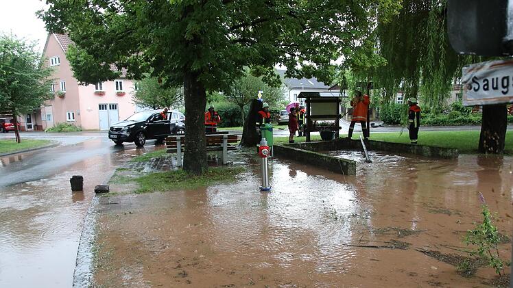 In Stöppach konnte die Kanalisation die Wassermengen nicht mehr aufnehmen. Auch das Wasser im Dorfteich trat über das Ufer.