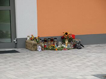 Kerzen, Blumen und Plüschtiere wurden zur Erinnerung an den kleinen Paul vor dem Eingang der Kindertagesstätte abgelegt.