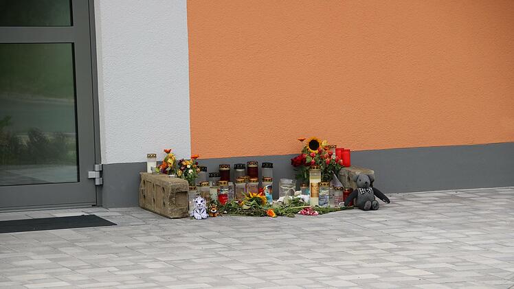 Kerzen, Blumen und Plüschtiere wurden zur Erinnerung an den kleinen Paul vor dem Eingang der Kindertagesstätte abgelegt.
