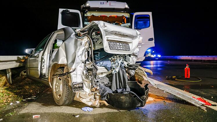Schwerer Unfall auf A3 bei N&uuml;rnberg mit zwei Verletzten