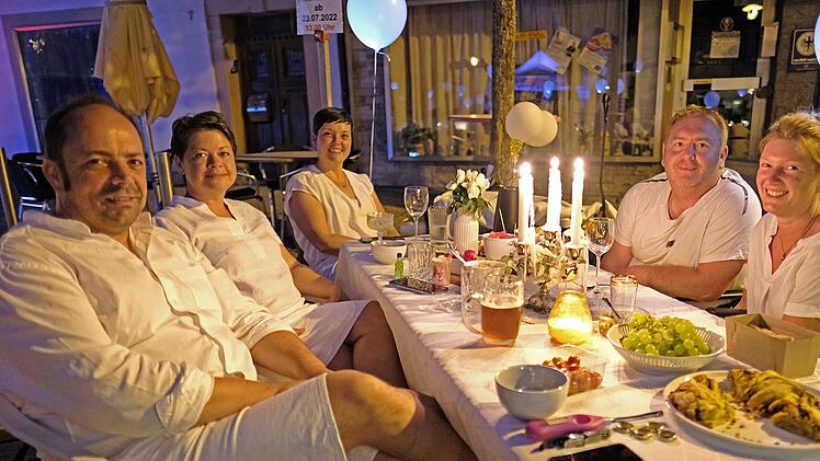 "Diner en blanc" in Stadtsteinach. Foto: Klaus Rößner