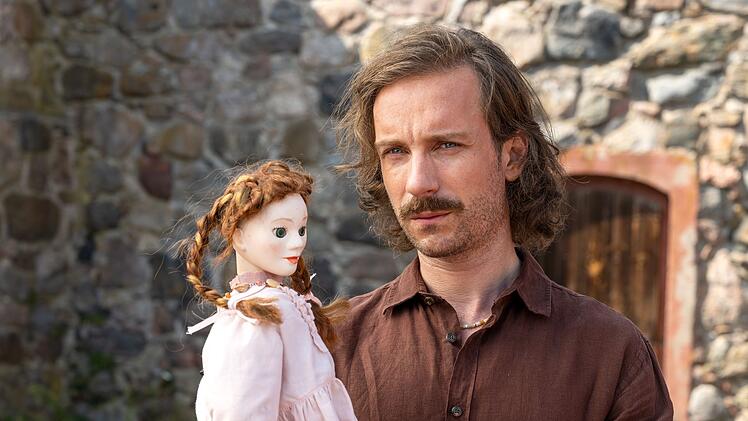 Simon (Max Rothbart) erbt von seinem Vater ein fahrbares Puppentheater.