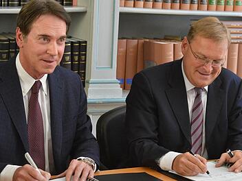 Millionenschwere Unterschrift: Oberbürgermeister Andreas Starke (rechts) und Brose-Chef Michael Stoschek unterzeichnen die Verträge (Archivbild vom Mai 2012). Foto: Ronald Rinklef