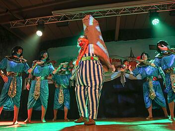 Obelix und sein "Harem von Agypten". Dahinter verbargen sich die Männer des Regnitzauer Gartenbauvereins. Foto: Rieger Press