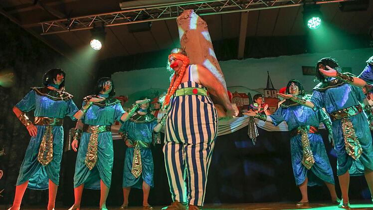 Obelix und sein "Harem von Agypten". Dahinter verbargen sich die Männer des Regnitzauer Gartenbauvereins. Foto: Rieger Press