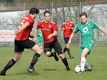 Mehr als den Ehrentreffer durch Manuel Krieter (rechts) brachte der SV Garitz nicht zustande im Derby gegen einen besseren FC Fuchsstadt um (von links) Florian Thurn und Lukas Lieb. Foto: Hopf