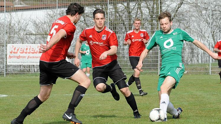 Mehr als den Ehrentreffer durch Manuel Krieter (rechts) brachte der SV Garitz nicht zustande im Derby gegen einen besseren FC Fuchsstadt um (von links) Florian Thurn und Lukas Lieb. Foto: Hopf