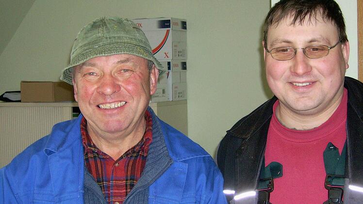 In den 50 Jahren seiner Geschichte hatte der Zweckverband zur Wasserversorgung der Theres-Gruppe vier Wasserwarte. Unser Bild zeigt Stefan Hahn, Wasserwart seit 2010, und dessen Vorgänger Heinz Weisensee.