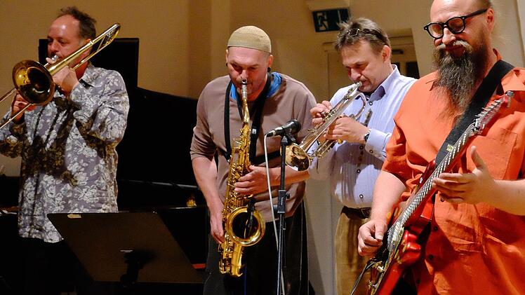 In der Konstellation mit Saxophon, Gitarre, Trompete und Posaune durfte es wie in einer Jam-Session jazzig grooven (von links): Ralph Stövesandt, Chasa Prinz-Ratjewksi, Kuno Holzheimer und Michael Hilbel. Foto: Gerd Schaar