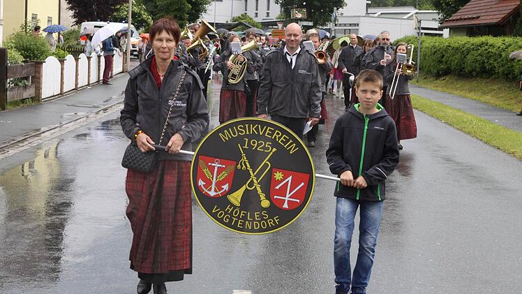 Die drei teilnehmenden Musikkapellen hatten auch mit dem Regenwetter zu kämpfen. Foto: Michael Wunder
