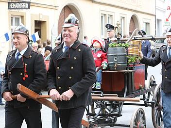Auch wenn die historischen Helme für die Köpfe der heutigen Wehr etwas klein geraten sind: Stolz zog und schob die Bramberger Feuerwehr ihre historische Spritze durch Ebern.   alle Fotos: Barbara Herbst