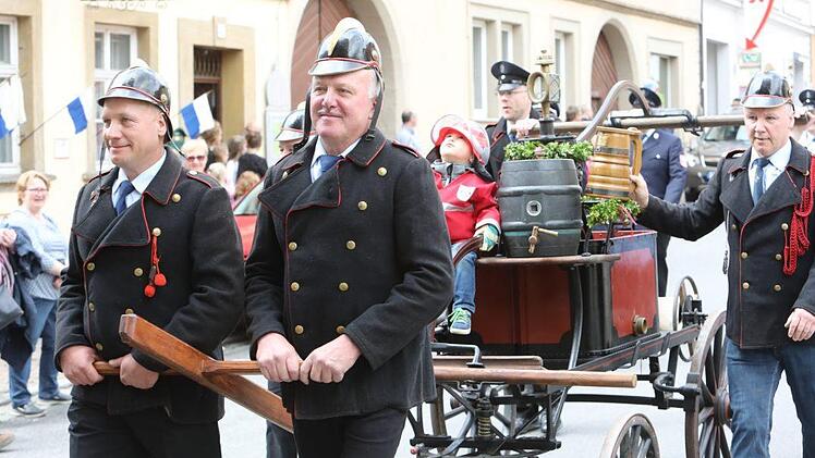 Auch wenn die historischen Helme für die Köpfe der heutigen Wehr etwas klein geraten sind: Stolz zog und schob die Bramberger Feuerwehr ihre historische Spritze durch Ebern.   alle Fotos: Barbara Herbst