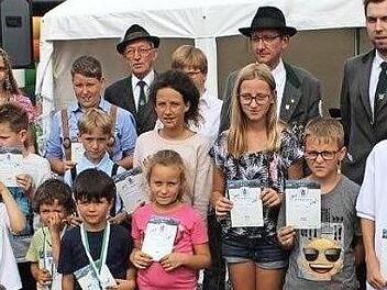 Die erfolgreichen Armbrustschützen beim Schützenfest in Rothenkirchen; hinten von links Ehren- und Schützenmeister Reinhold Wolf, Schatzmeister Mathias Beetz, Daniel Bergmann und Edgar Barnickel (die beiden fachkundigen Betreuer der Kids) Foto: K.- H. Hofmann