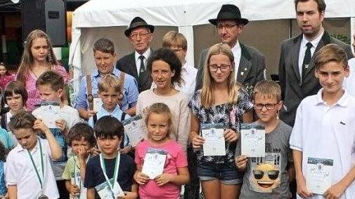 Die erfolgreichen Armbrustschützen beim Schützenfest in Rothenkirchen; hinten von links Ehren- und Schützenmeister Reinhold Wolf, Schatzmeister Mathias Beetz, Daniel Bergmann und Edgar Barnickel (die beiden fachkundigen Betreuer der Kids) Foto: K.- H. Hofmann