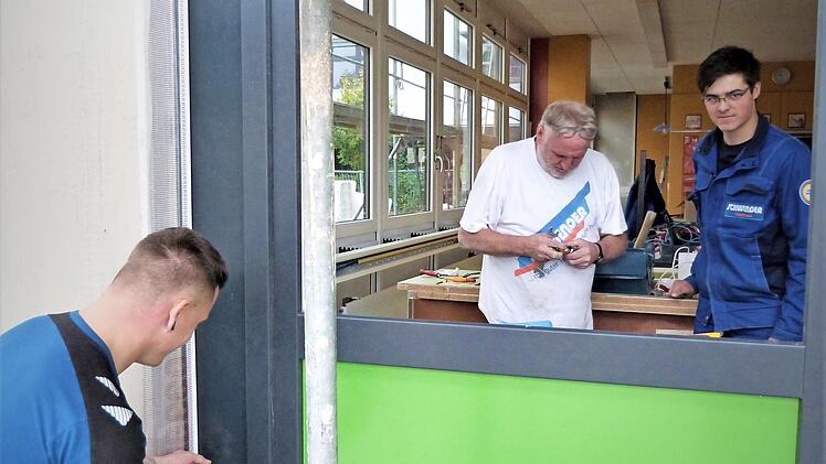 Mitarbeiter der Firma Schwender Energie- und Gebäudetechnik verrichten die letzten Arbeiten in der Schulküche.  Foto: Werner Reißaus
