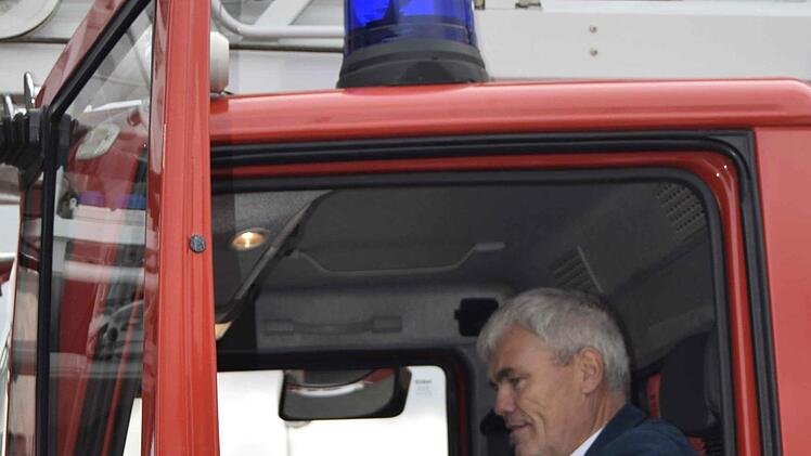 Der Bürgermeister beim Probesitzen im Führerhaus der Drehleiter.