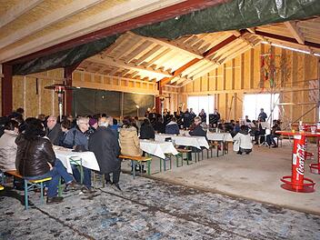 Im neuen Dorfgemeinschaftshaus von Langenleiten wurde das Richtfest gefeiert. Marion Eckert