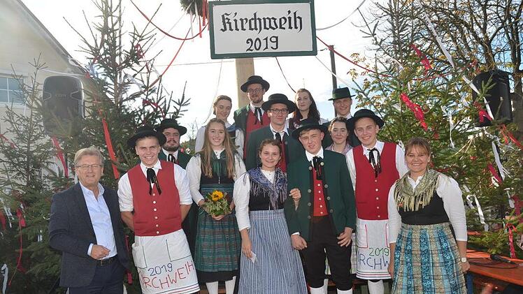 Bürgermeister und Schirmherr Rainer Detsch zeigte sich stolz über die gelungene Traditionskerwa und dankte den Einhaltpaaren, Kellnern und Vorsitzender Bettina Rubel (rechts)  Foto: Karl-Heinz Hofmann