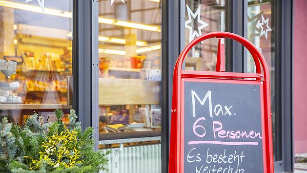 Gesch&auml;fte weisen auf die Maskenpflicht und weitere Regelungen hin, um die Corona-Pandemie einzud&auml;mmen, hier vor einem Dorfladen im Kreis Ha&szlig;berge. Ren&eacute; Ruprecht