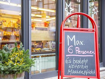 Geschäfte weisen auf die Maskenpflicht und weitere Regelungen hin, um die Corona-Pandemie einzudämmen, hier vor einem Dorfladen im Kreis Haßberge. René Ruprecht