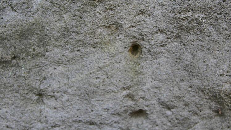 An verschiedenen Stellen ist der Stein beschädigt. Foto: Sonny Adam