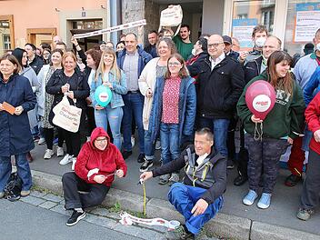 Tempo machen für Inklusion: Damit die Innenstadt behindertengerechter wird, muss viel getan werden. Davon überzeugten sich Bürgermeister Michael Kastl und die Parlamentarische Staatssekretärin Manuela Rottmann bei einer kleinen Demonstration vor dem Büro der Offenen Behindertenarbeit. Foto: Dieter Britz