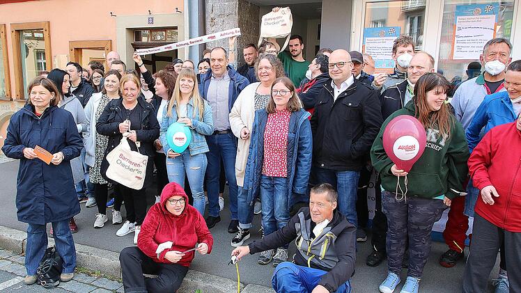 Tempo machen für Inklusion: Damit die Innenstadt behindertengerechter wird, muss viel getan werden. Davon überzeugten sich Bürgermeister Michael Kastl und die Parlamentarische Staatssekretärin Manuela Rottmann bei einer kleinen Demonstration vor dem Büro der Offenen Behindertenarbeit. Foto: Dieter Britz