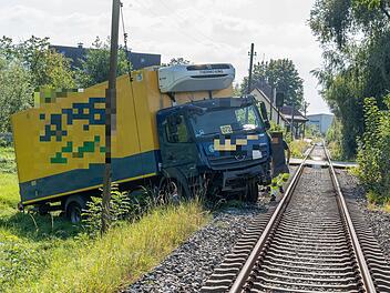 Lastwagen auf Abwegen: Bahngleise blockiert und Zugverkehr eingestellt Lastwagen auf Abwegen: Bahngleise blockiert und Zugverkehr eingestellt