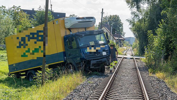 Lastwagen auf Abwegen: Bahngleise blockiert und Zugverkehr eingestellt