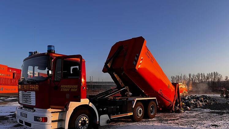 Zwei Arbeiter bei Explosion in Müllwagen verletzt: Müll auf Straße und Autos verteilt