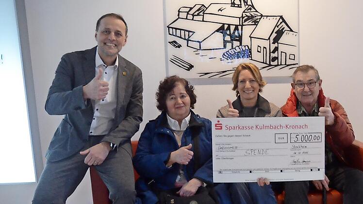Die Spenden&uuml;bergabe mit (von links) B&uuml;rgermeister Daniel Wei-&szlig;erth, Kassiererin des VdK Sigrid Schank, Vorsitzender der IG Stockheim, Silke Mei&szlig;ner- Krause, und dem Vorsitzenden des VdK OV, Clemens Wachter.