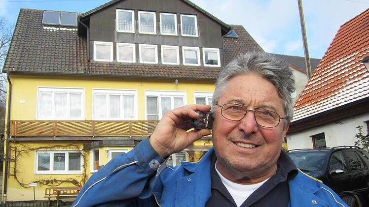 Hans Gaar ist einer von etlichen Bürgern aus Oberküps, die in den vergangenen Monaten immer wieder Probleme beim Telefonieren hatten. Nun überprüften Techniker im Auftrag der Firma Vodafone, wie es zu den Störungen in Oberküps - und in anderen Orten des Kelbachgrunds - kommen kann. Foto: Matthias Einwag